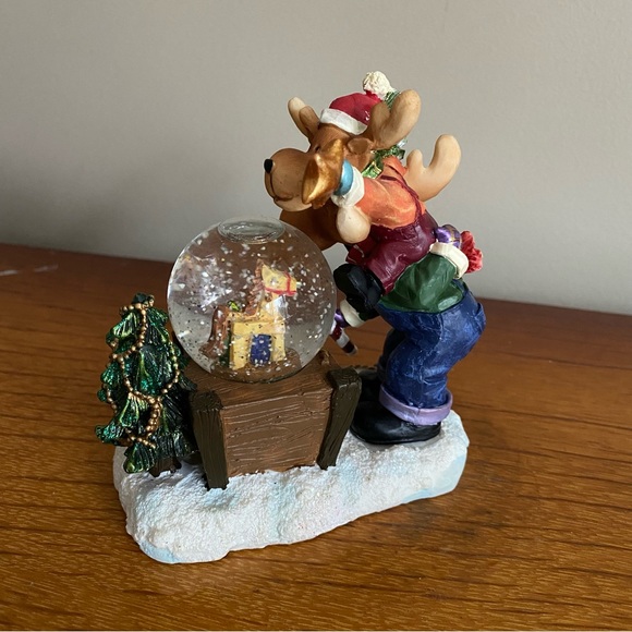 Moose friends mini globe Christmas ornament - Picture 5 of 7